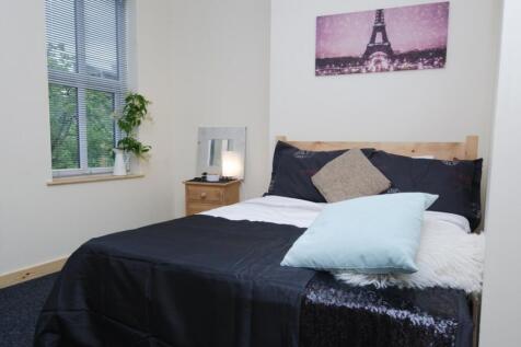 Bright, neatly presented double bedroom with a ...