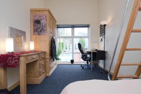 Bright, well-presented single bedroom with a la...