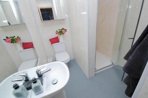 Bright, well-maintained bathroom with a clean p...