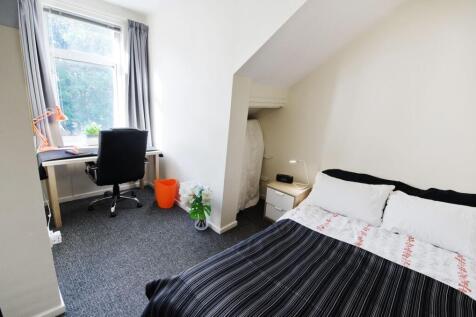 Bright, neatly presented double bedroom with a ...