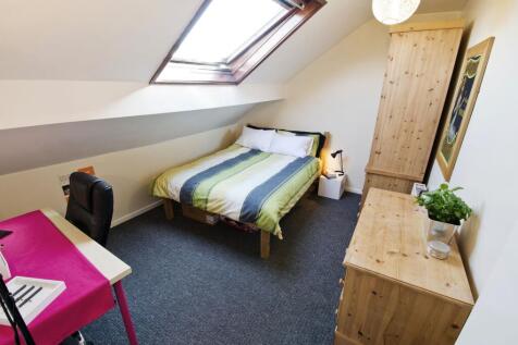 Bright double bedroom in a top-floor room with ...
