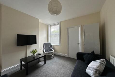 Well-presented living room with a wall-mounted ...