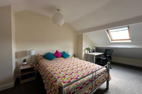 Bright, well-kept double bedroom with a pattern...