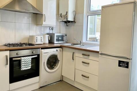 Bright, modern kitchen with wood-effect worktop...