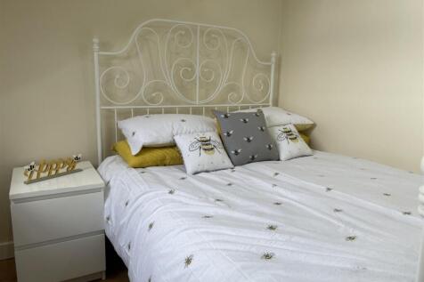 Bright, neatly presented double bedroom with a ...