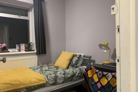 Neat single bedroom with a comfy single bed dre...