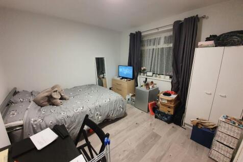 Bright, tidy double bedroom with a comfortable ...