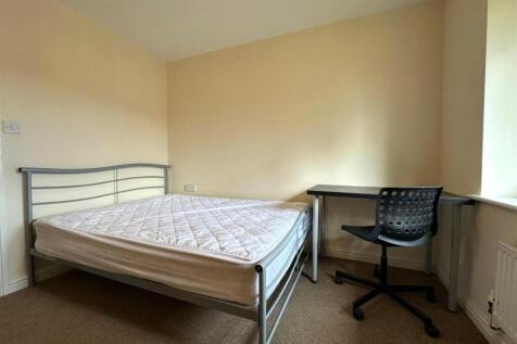 Bright, simply furnished double bedroom with a ...