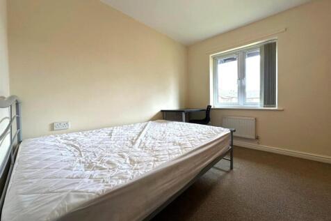 Bright, simply furnished double bedroom with a ...