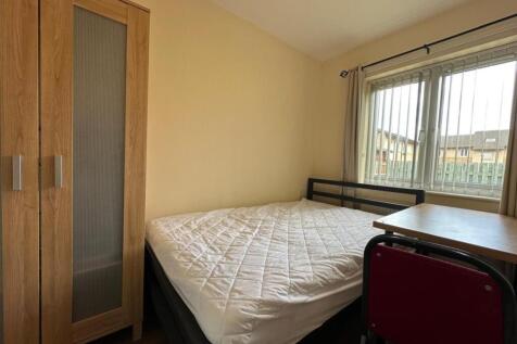 Bright, tidy double bedroom with a large window...