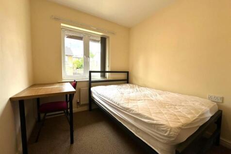 Neat single bedroom with a comfortable single b...