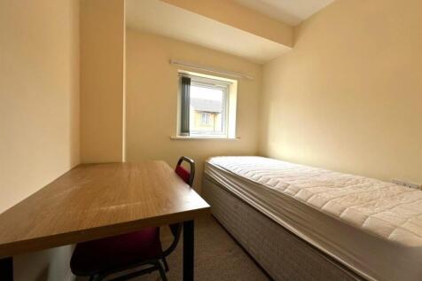 Bright, neutrally decorated single bedroom with...