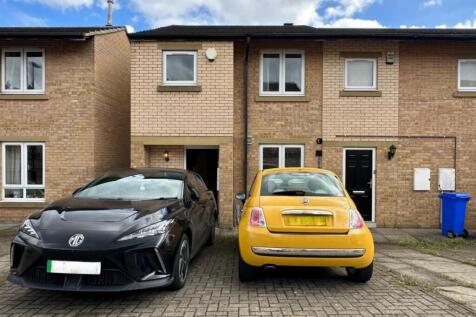 Well-presented terraced property with two off-s...