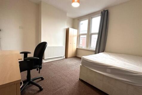 Bright, unfurnished double bedroom with large s...