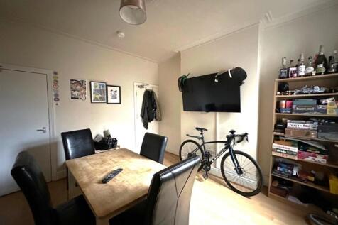 Bright, well¿kept living/dining area with a din...