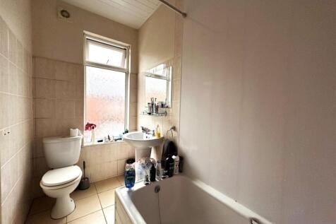 Bright, functional bathroom with a full-size ba...