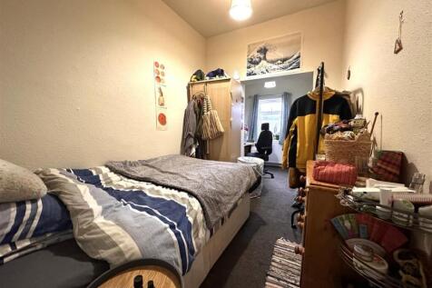 Cosy single bedroom with a comfortable bed, sof...