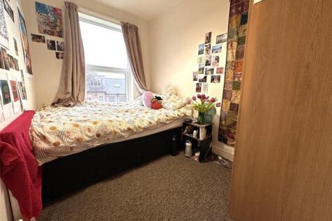 Bright single bedroom with a comfortable raised...
