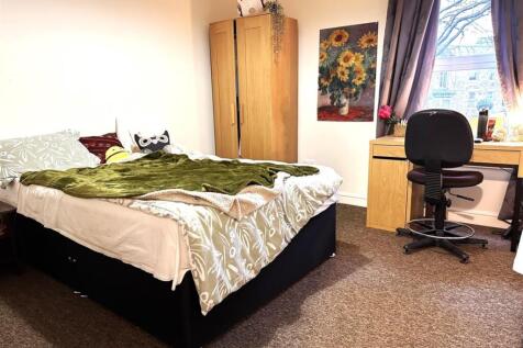 Bright, well-kept double bedroom with a comfort...