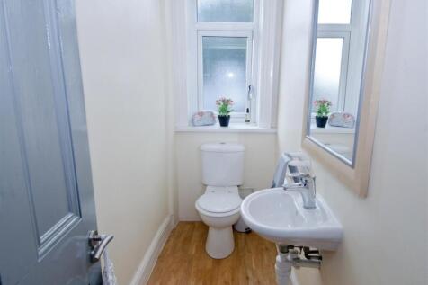 Bright, well-maintained bathroom with a contemp...
