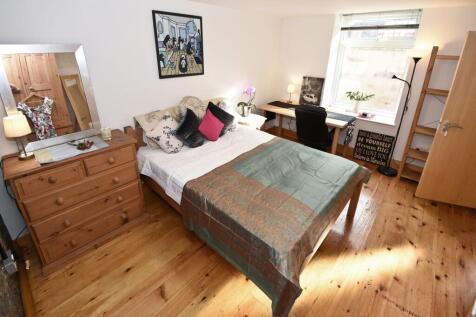 Bright, well-furnished double bedroom with wood...