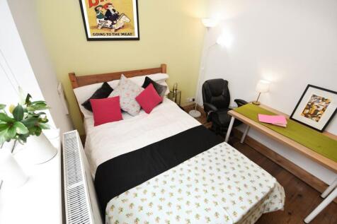 Bright, tidy bedroom with a comfortable double ...