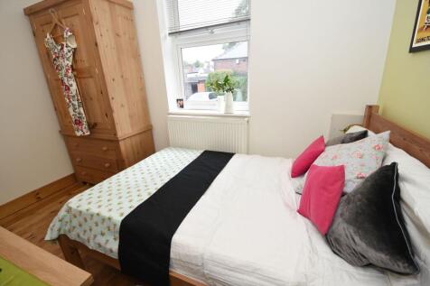 Bright, neatly presented double bedroom with a ...