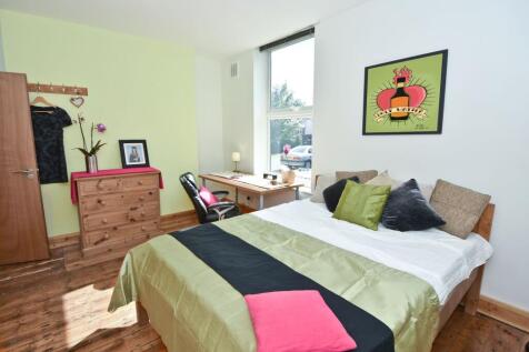 Bright, freshly decorated double bedroom with w...