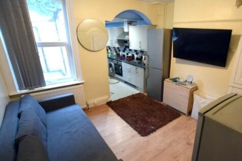 Bright, neatly presented living room opening in...