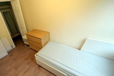 Neat single bedroom with a single bed, light wo...