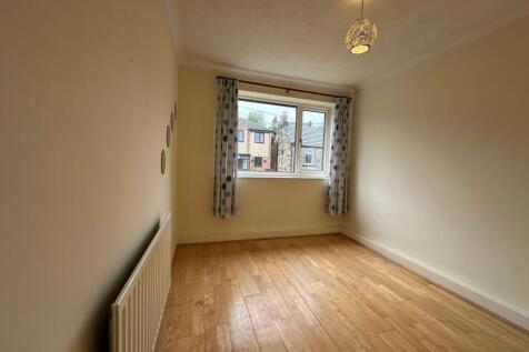 Bright, unfurnished single bedroom with warm wo...