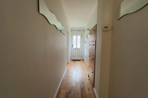 Bright, tidy entrance hallway with wood-effect ...