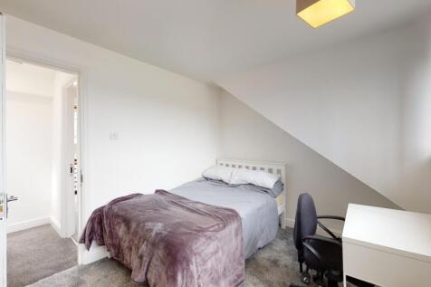 Bright, freshly decorated single bedroom with a...