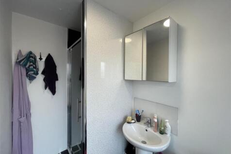 Bright, modern bathroom with a wall-mounted mir...