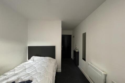 Compact, tidy single bedroom with a comfortable...