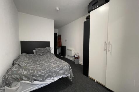 Bright, tidy double bedroom with a comfortable ...