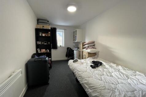 Simple, tidy single bedroom with a comfortable ...