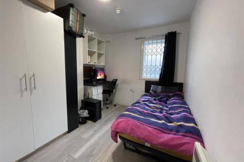 Neat single bedroom with a comfortable single b...