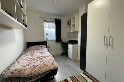 Neat single bedroom with a comfortable single b...