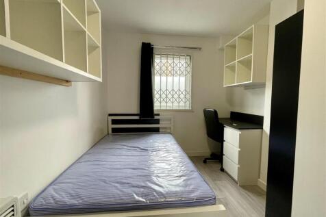 Neat, purpose-built single bedroom with a fitte...