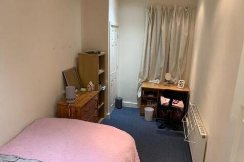 A cozy bedroom featuring a double bed and natur...