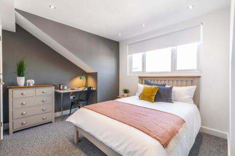 Bright, modern double bedroom with a comfortabl...