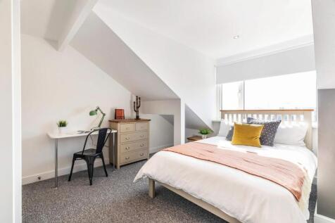 Bright, well-kept double bedroom with a comfort...