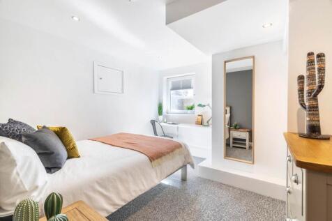 Bright, modern double bedroom with a comfortabl...