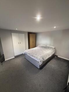 A clean and well-maintained double bedroom feat...