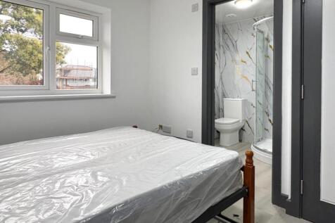 Bright, simply furnished double bedroom with a ...