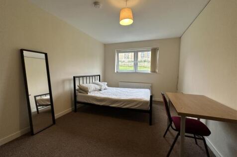Bright, simply furnished double bedroom with a ...