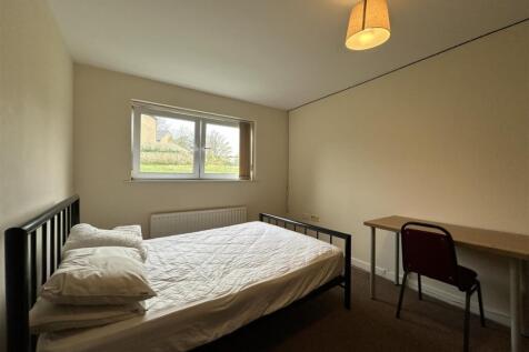 Bright, simply furnished double bedroom with a ...