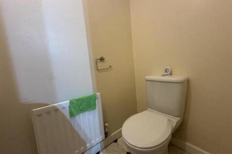 Compact WC with modern close-coupled toilet, ne...