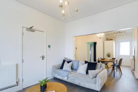 A spacious and inviting large modern living roo...